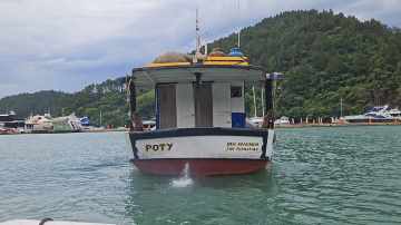 Barco de Pesca com Licença de Camarão Rosa