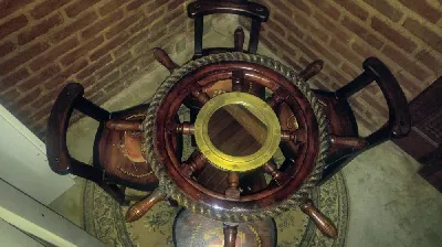 Clique para visualizar Mesa em madeira nobre, tema náutico