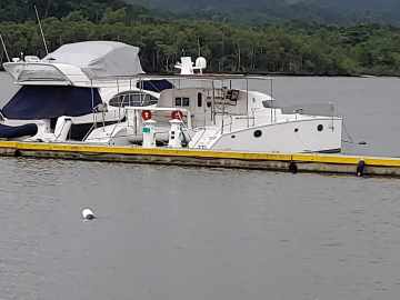 Catamarã Bate Vento modelo BV 36 TRAWLER a motor 