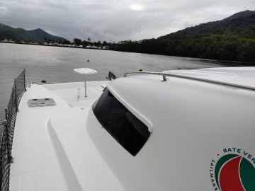 Catamarã Bate Vento modelo BV 36 TRAWLER a motor 