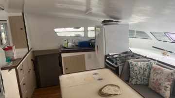 Catamarã Bate Vento modelo BV 36 TRAWLER a motor 