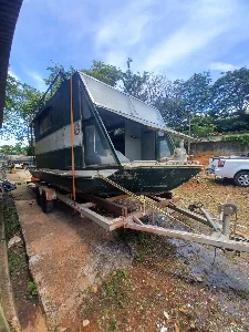 Clique para visualizar Barco cabinado de alumínio com 23 pés - ano 1991