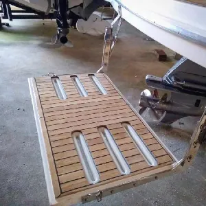 Clique para visualizar Plataforma manual de popa em aço inox e fibra