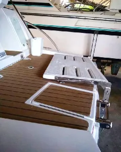 Clique para visualizar Plataforma manual de popa em aço inox e fibra